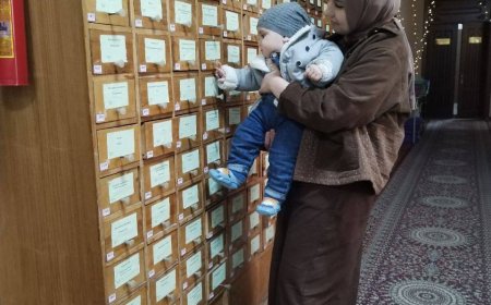 06.02.2025  КАФ 3курс ТашГИИК  Наш студент- лялька Абдуллох, ребенок, который упорно сидит с мамой на всех лекциях