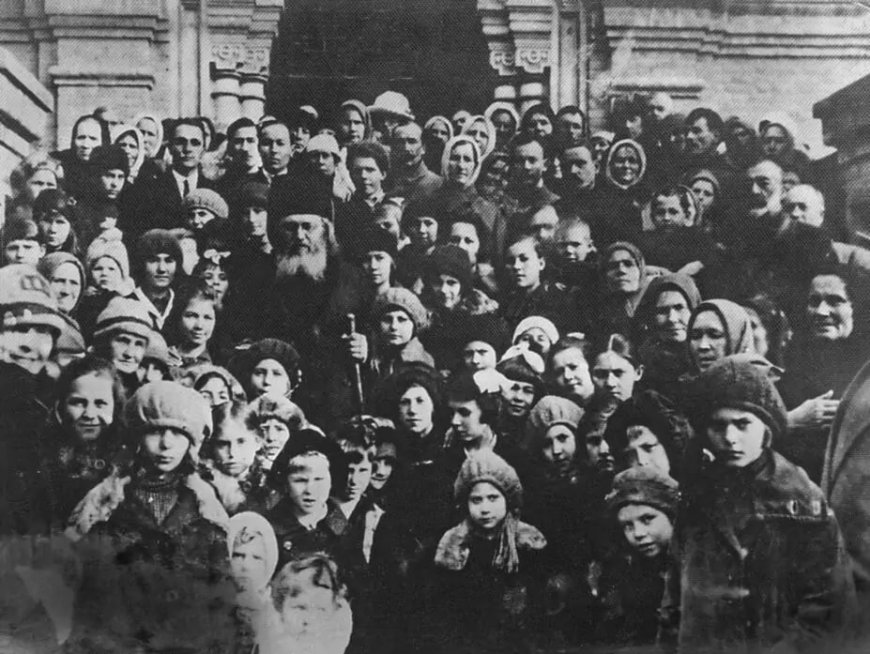 Епископ Лука (Войно- Ясенецкий)  среди ташкентской паствы перед входным порталом Сергиевского храма, 1926