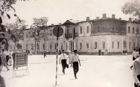 Лечебница Семашко (бывшая клиника братьев  Слоним) около ЦУМа. 1964 год.